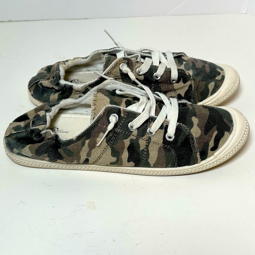 Live Well Camouflage Slip On Elastic Back Comfy Sneakers Sz 10